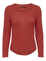 Sweater de punto color terracota, con diseño de manguitas largas y corte clásico.