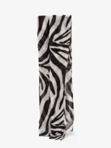 Pañuelo rectangular de tela fina color crema con estampado de círculos concéntricos en tonos marrones.