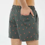 Short de baño gris con estampado de palmeras color naranja, cintura elástica con cordón ajustable blanco y negro.