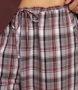 Pantalón recto con cintura elástica y lazo, confeccionada en tricolina y estampa de cuadros.