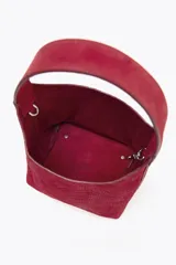 Bolso de mano tipo mini saca de piel color rojo, con cuerpo en relieve efecto trenzado, asa de mano y cierre mediante clip.