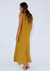 Vestido largo color verde oliva, sin mangas, con escote en V y aberturas laterales en el ruedo.