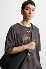Bolso tipo shopper color negro, con compartimento principal con cierre mediante imán y bolsillo plano interior. Asa de hombro ajustable.