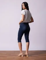 Pantalón capri blanco de algodón elastizado. Pretina con pasadores, botón y cierre. Delantera con bolsillos. Trasera con bolsillos simulados.