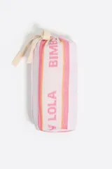 Toalla de playa de algodón, color rosa pálido, con diseño de rayas verticales en tonos beige, naranja y rosa. Presenta franjas verticales con el logo "BIMBA Y LOLA" repetido.