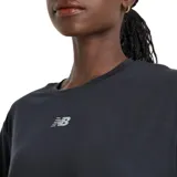 Remera deportiva New Balance Drapey Relaxed, color negro, de corte holgado y largo irregular. Presenta logo de la marca en el pecho y en la pierna del legging.