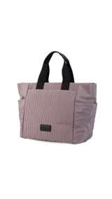 Cartera negra tipo tote bag con diseño capitoneado, doble asa corta y correa larga ajustable. Incluye bolsillos laterales y bolsillo frontal amplio.