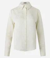 Camisa color crema en crepé con cuello solapa, abotonado frontal, mangas largas y textura de flores tramadas en el tejido.