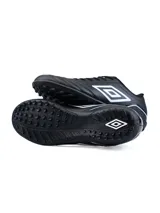 Championes de fútbol Umbro Classico III TF, color azul marino con detalles en verde flúor.