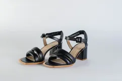Sandalias de cuero negro con tiras puffy y taco bloque de 6 cm.