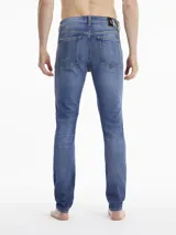 Jeans de calce slim, color azul, con pierna ajustada y tiro bajo.
