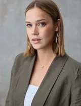 Blazer blanco de lino con cuello con solapa, bolsillos sastre y mangas fruncidas.