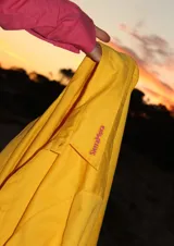 Camisa de manga larga color amarillo con cuello y botones frontales. Presenta un bordado dorado con el texto "Sierra Mora" en el cuello.