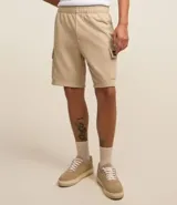Bermuda masculina color beige confeccionada en tela french terry, con cintura elástica, cordón interior para ajustes y bolsillos cargo.