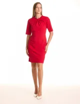 Vestido rojo de crepe, marca Emma & Michele, con cuello a la base y escote entrelazado. Tiene mangas cortas, cierre invisible en la espalda y tajo en el ruedo.