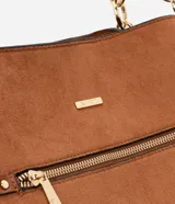 Bolso grande tipo tote confeccionado en PU color marrón, con correa de hombro y bolsillo frontal con cierre.