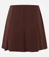 Short pollera marrón de punto roma con cintura elástica y recortes verticales.