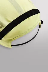 Gorra deportiva color verde lima confeccionada en tejido técnico perforado, con visera y ajuste elástico en la parte posterior.