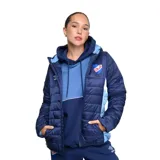 Campera puffer azul marino con detalles celestes, cierre frontal y capucha desmontable. Presenta el escudo del Club Nacional de Football en el pecho y el logo de Umbro en la manga.