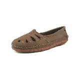 Zapato bajo de cuero color marrón con perforaciones decorativas, costuras a la vista y plantilla acolchada.