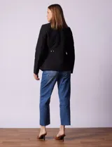 Campera negra capitoneada marca Gallery, con cierre central, bolsillos frontales con cierre, cintura con cinto de ajuste regulable y forro interno a tono.