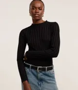 Suéter negro de punto con cuello redondo y mangas largas. Presenta rayas verticales texturizadas y tejido con hilos metalizados.
