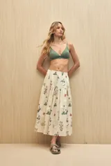 Top de bikini negro con textura de nido de abeja, corte triangular y tirantes finos regulables.