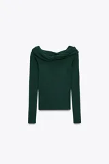 Jersey de punto color verde oscuro con escote recto con vuelta y nudo delantero, hombros descubiertos y manga larga.