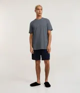 Conjunto de pijama masculino corto, compuesto por una remera de manga corta con cuello redondo y un short con cintura elástica y lazo. La remera presenta un estampado de rayas, mientras que el short es liso.