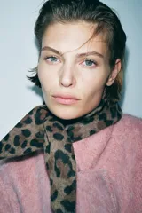 Pañuelo de lana con estampado de leopardo en tonos marrón y negro.