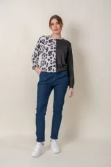 Buzo de manga larga, con una mitad en color liso negro y la otra mitad con estampado animal print en tonos azules y negros.