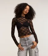 Blusa de encaje negro con cuello alto y mangas largas.