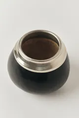 Set de mate pulido en color negro, con boquilla y bombilla de alpaca.