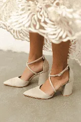 Zapato de gamuza azul marino con escote en V, tiras cruzadas diagonales y taco cuadrado de 8cm.