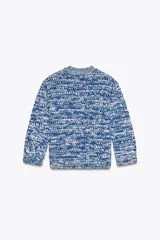 Chaqueta de punto azul y blanco con cuello redondo y manga francesa. Tiene bolsillos delanteros de plastrón y cierre frontal con botones a tono.