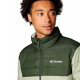 Campera puffer Columbia Powder Lite II, color verde oliva en la parte superior y verde claro en la parte inferior. Con cierre frontal, cuello alto, bolsillos laterales con cierre y logo de la marca bordado en el pecho.
