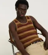 Musculosa de hombre confeccionada en ganchillo con rayas horizontales en tonos marrón y beige.