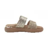 Sandalias de plataforma baja color dorado, con dos tiras horizontales, una con textura tejida y otra con hebilla.