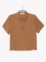 Camisa color marrón claro con cuello clásico, mangas cortas y cierre frontal con botones.