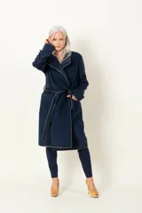 Tapado en lana y cashmere, color azul, con detalles de cuero y cinturón pespunteado.