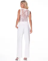 Pantalón blanco de vestir con detalle de encaje en la cintura. Corte recto y tiro alto.