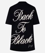 Remera de algodón negra con cuello redondo y manga corta. Presenta un estampado grande en tonos blanco y rojo de la cantante Amy Winehouse, con su firma en letra cursiva roja debajo.