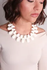 Collar corto de cuentas de resina color blanco, con forma de lágrima. Tiene longitud ajustable y está inspirado en el Medio Oriente.