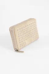 Billetera beige con cierre de cremallera y tachas plateadas.