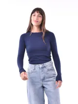 Sweater de punto color beige, de corte ajustado y mangas largas.