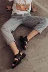 Sandalias color beige con tiras de cuero y ajuste con velcro, con base chunky negra.