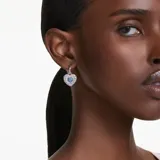 Par de aros colgantes con forma de corazón, con engaste de circonitas blancas y cristal azul central en forma de corazón. Aros con baño de rodio.