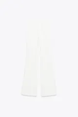 Pantalón negro de tiro alto con cintura elástica y corte acampanado.