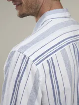 Camisa celeste a cuadros blancos, de manga larga y corte recto.