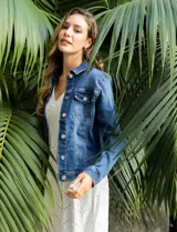 Campera de jean azul de la marca Baccini, con cuello solapa, bolsillos delanteros y cierre frontal con botones metálicos.